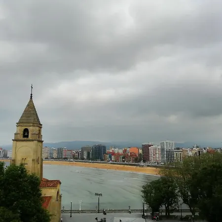 Апартаменти Atico En Cimadevilla Mirando Al Mar